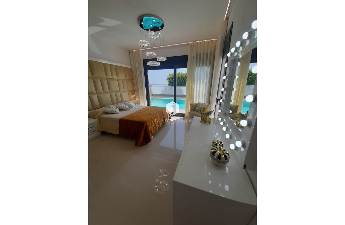 Resale - Villa -
San Miguel de Salinas - Inland