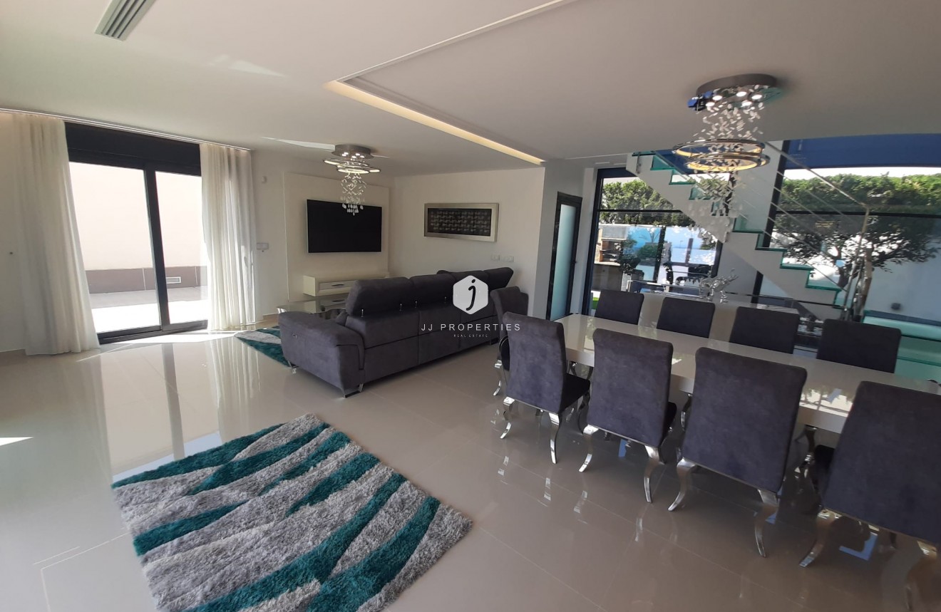 Resale - Villa -
San Miguel de Salinas - Inland