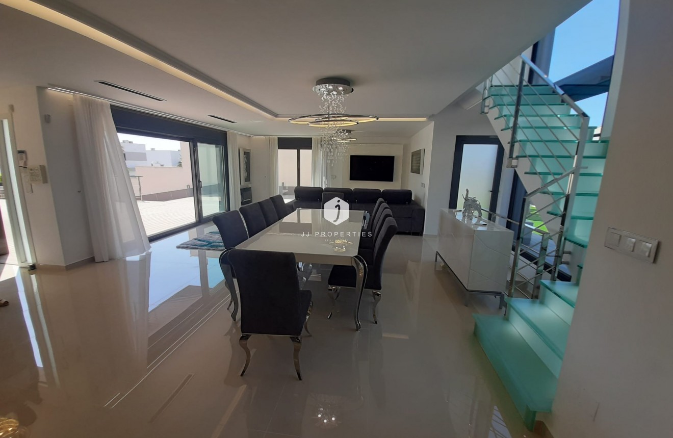 Resale - Villa -
San Miguel de Salinas - Inland