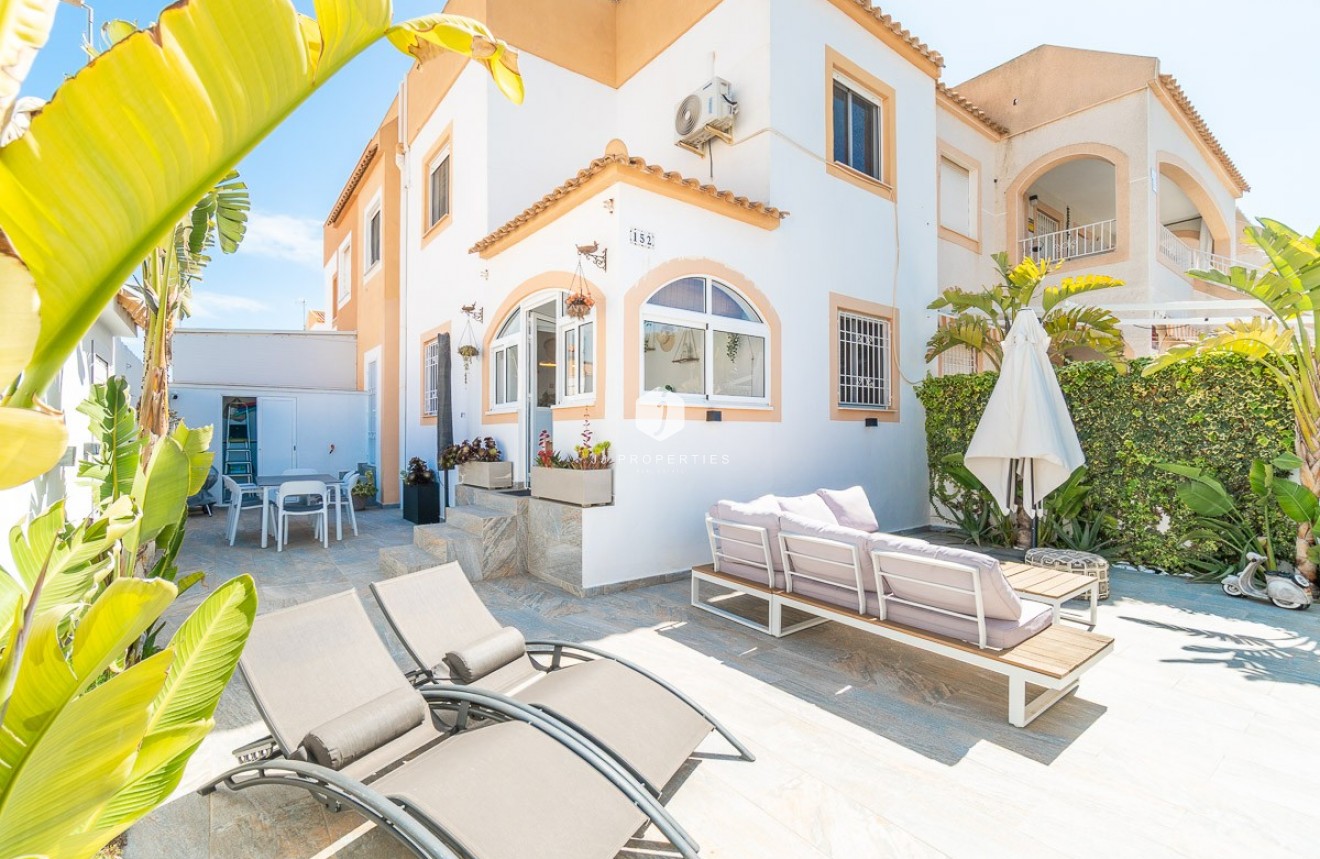 Resale - Chalet -
Torrevieja - Costa Blanca