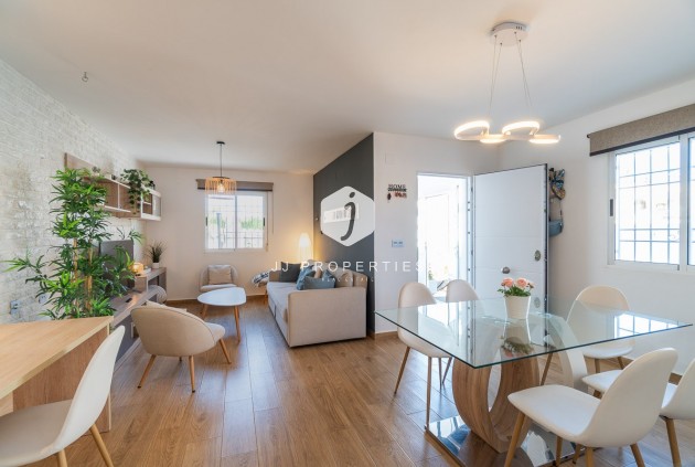 Resale - Chalet -
Torrevieja - Costa Blanca