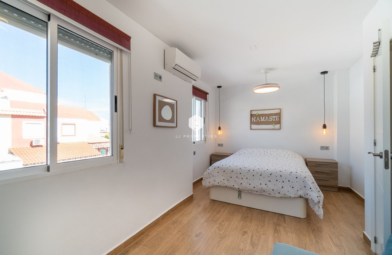 Resale - Chalet -
Torrevieja - Costa Blanca