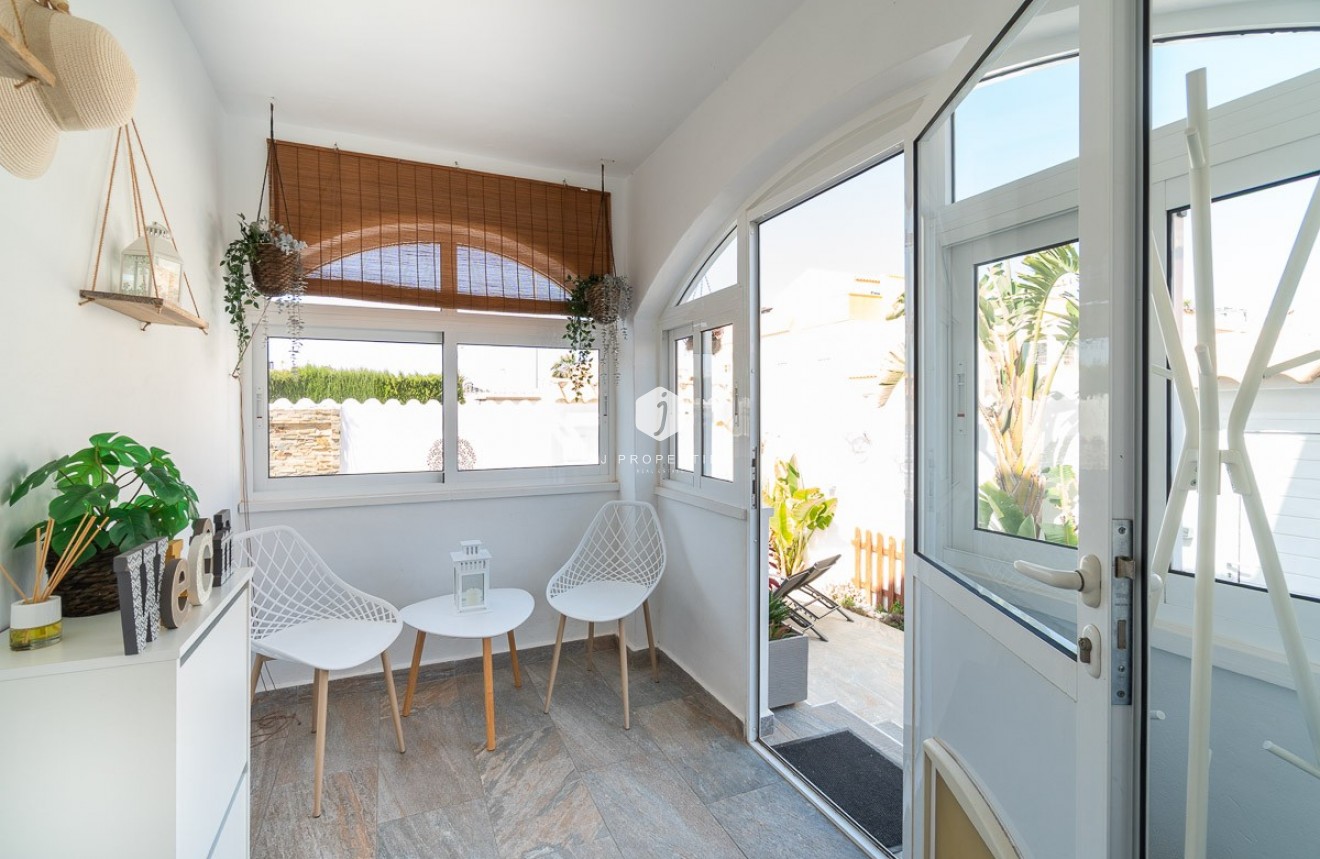 Resale - Chalet -
Torrevieja - Costa Blanca