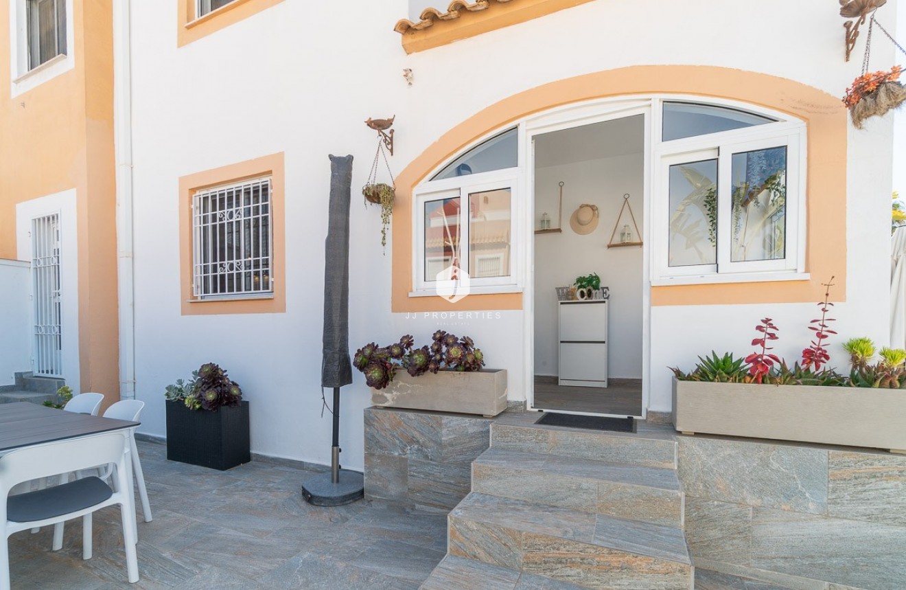 Resale - Chalet -
Torrevieja - Costa Blanca