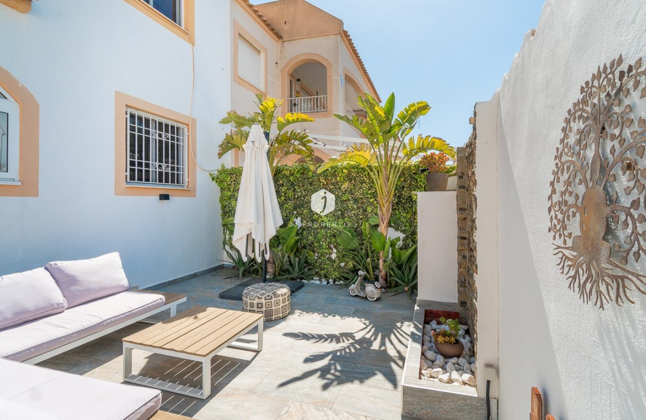 Resale - Chalet -
Torrevieja - Costa Blanca