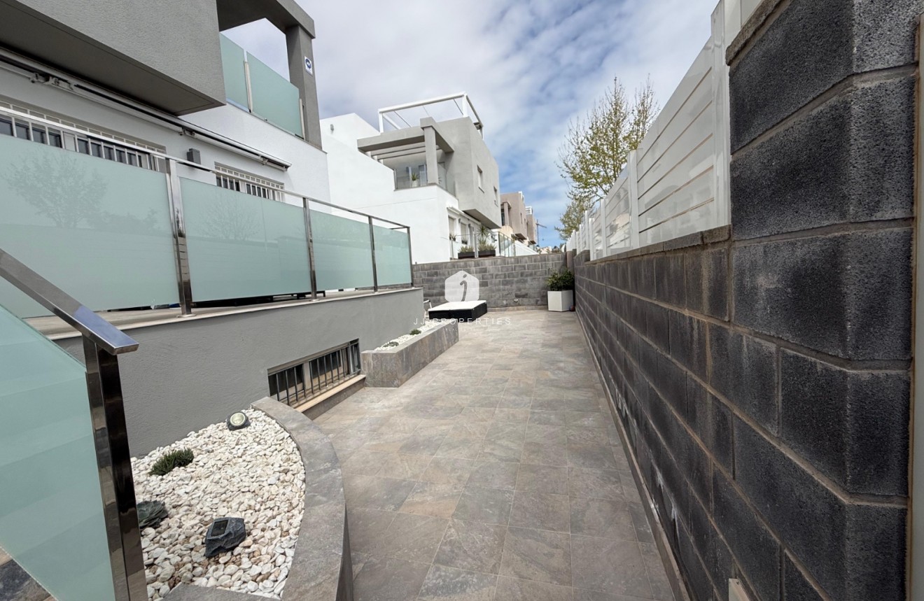 Resale - Villa -
Torrevieja - Costa Blanca