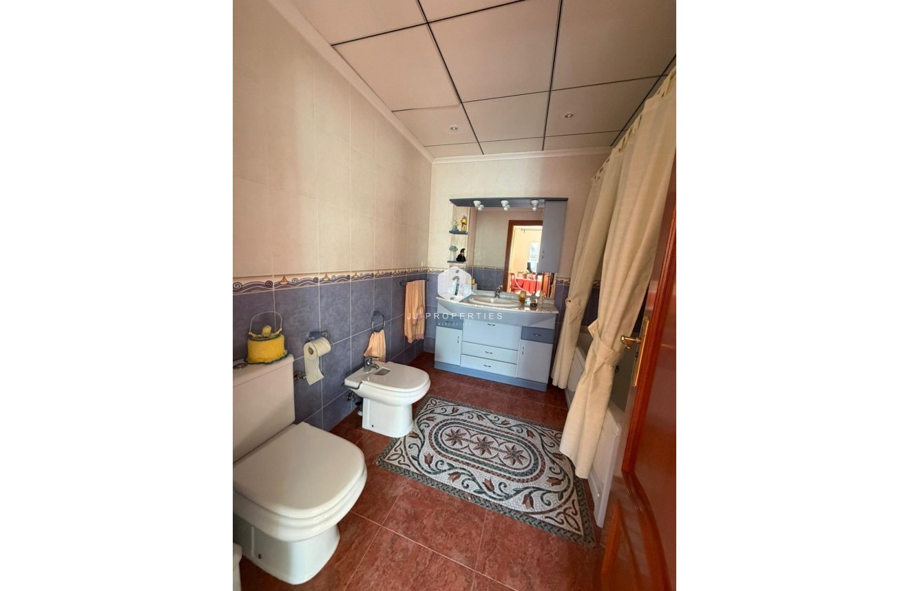 Resale - Chalet -
Guardamar del Segura - Pueblo