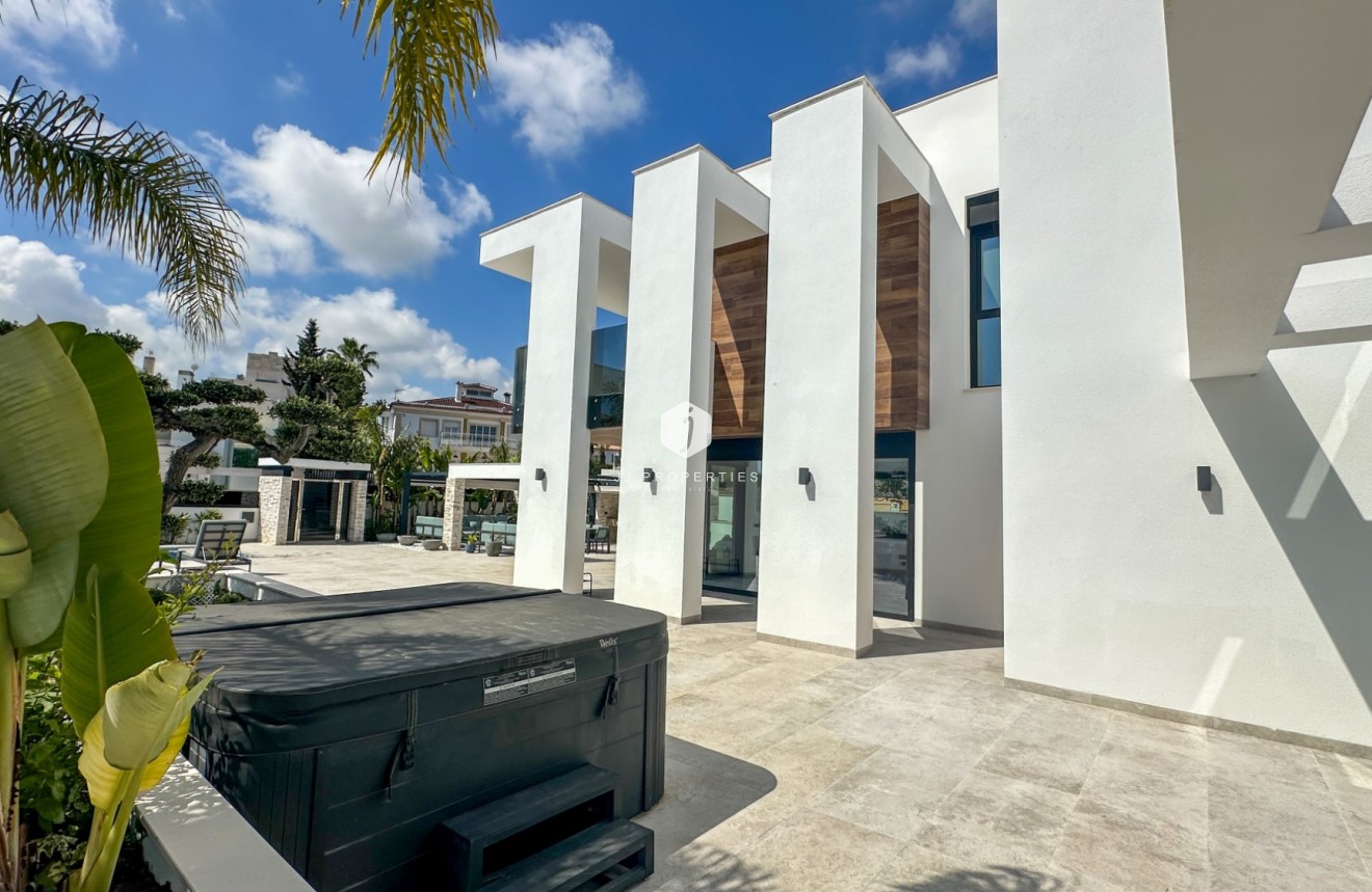 Aus zweiter Hand - Villa -
Orihuela Costa - Costa Blanca