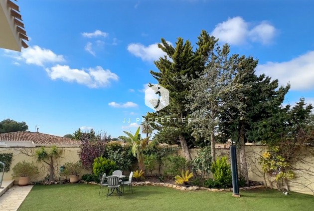 Aus zweiter Hand - Villa -
Dehesa de Campoamor - Costa Blanca