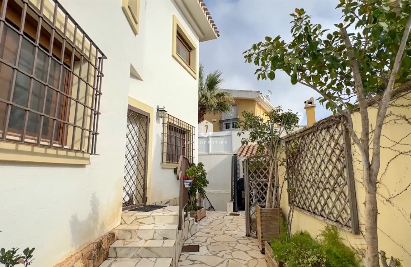 Z drugiej ręki - Villa -
Dehesa de Campoamor - Costa Blanca