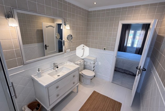 D'occasion - Villa -
Torrevieja - Costa Blanca