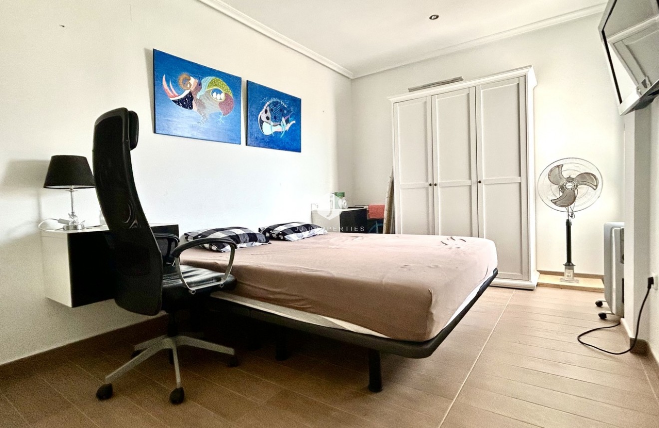 Resale - Apartment / flat -
Campoamor - Costa Blanca