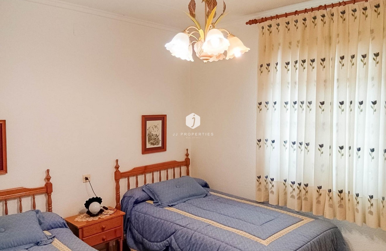 Segunda mano - Villa -
Torrevieja - La siesta