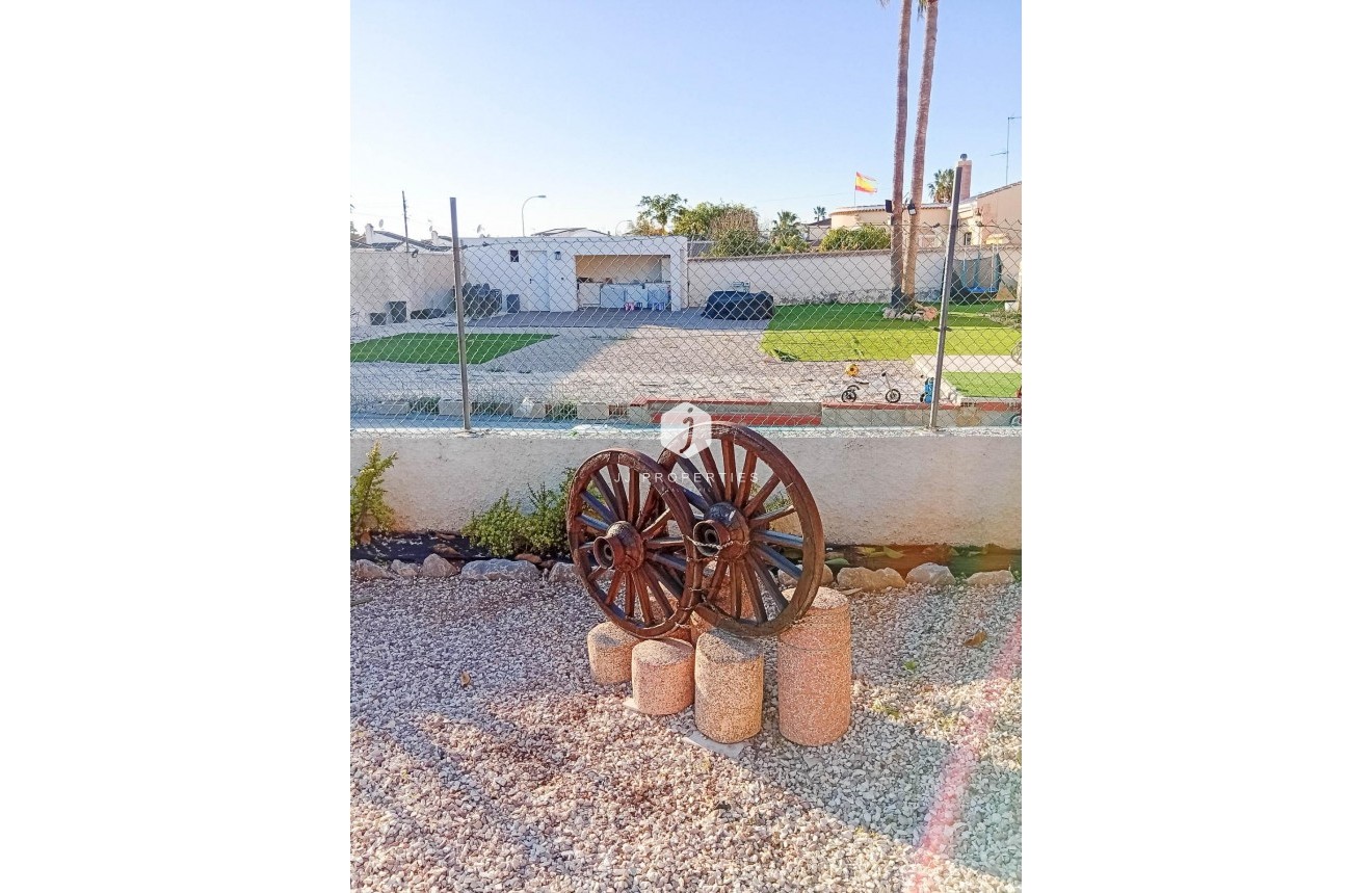 Segunda mano - Villa -
Torrevieja - La siesta