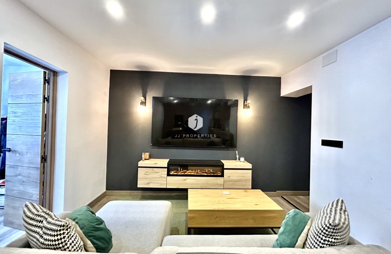 Z drugiej ręki - Szalet -
San Miguel de Salinas - Inland