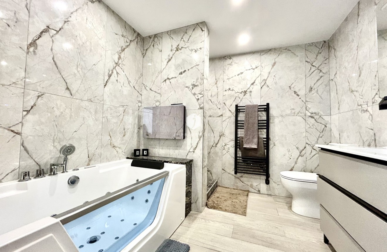 Z drugiej ręki - Szalet -
San Miguel de Salinas - Inland