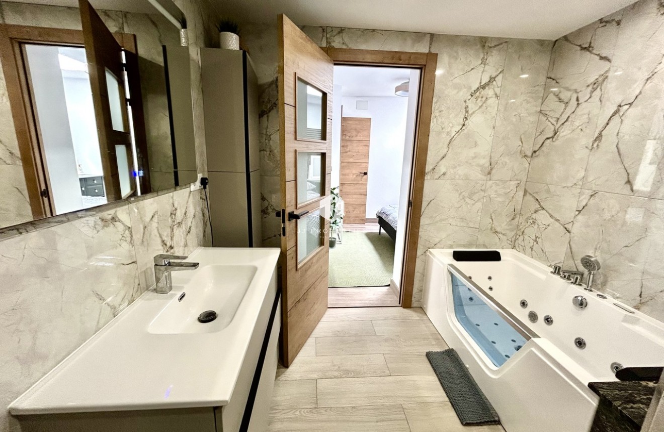 Z drugiej ręki - Szalet -
San Miguel de Salinas - Inland