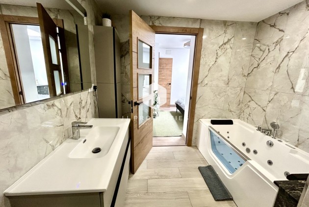 Z drugiej ręki - Szalet -
San Miguel de Salinas - Inland