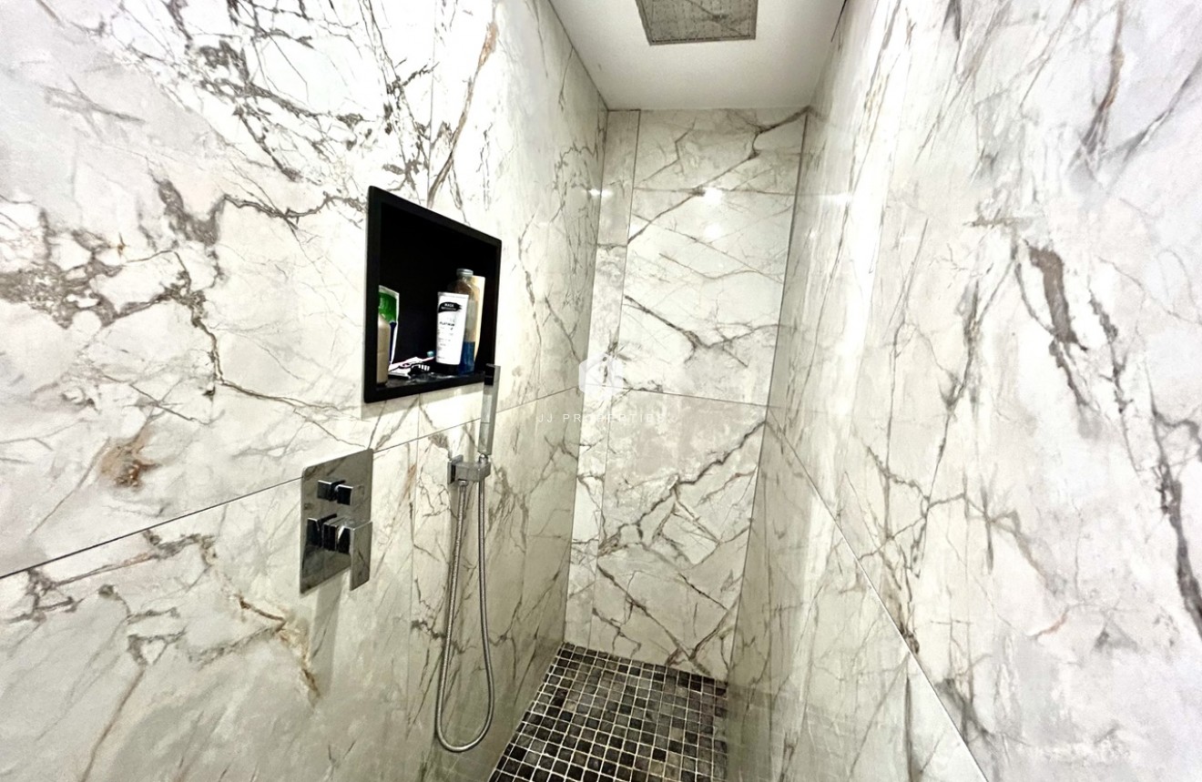 Z drugiej ręki - Szalet -
San Miguel de Salinas - Inland