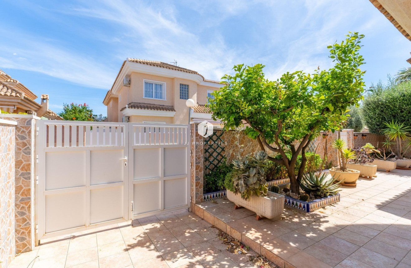 Segunda mano - Villa -
Torrevieja - Los Balcones - Los Altos del Edén