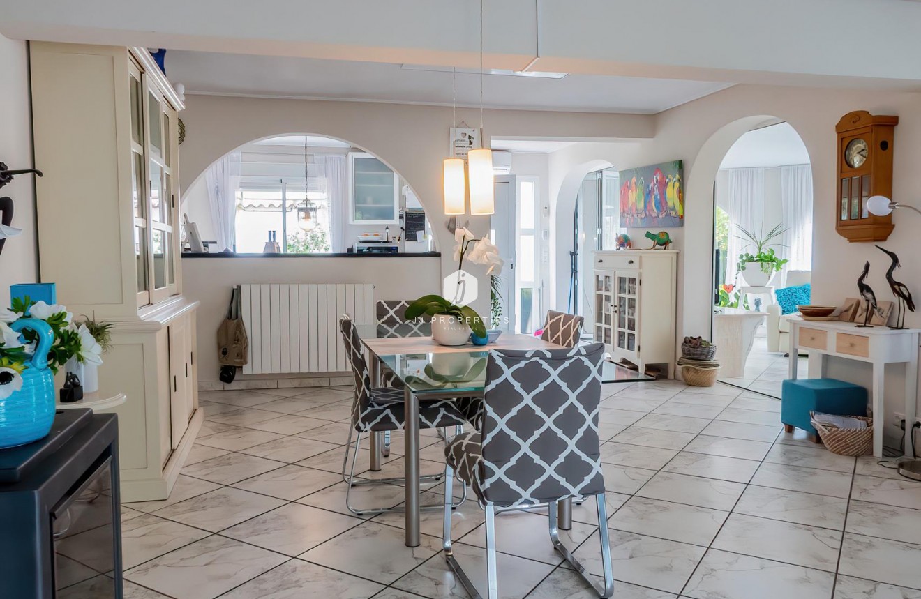 Resale - Villa -
Torrevieja - Costa Blanca