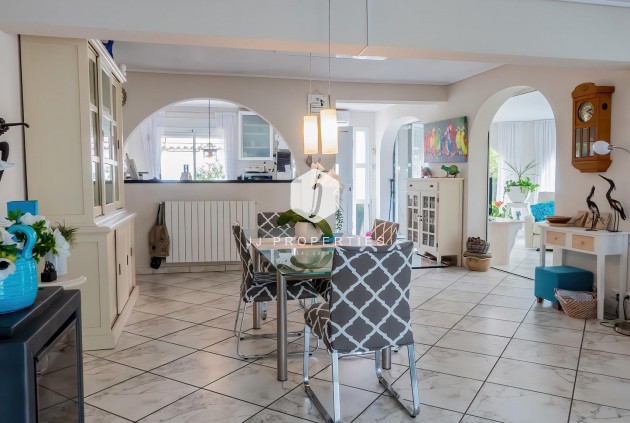 Resale - Villa -
Torrevieja - Costa Blanca