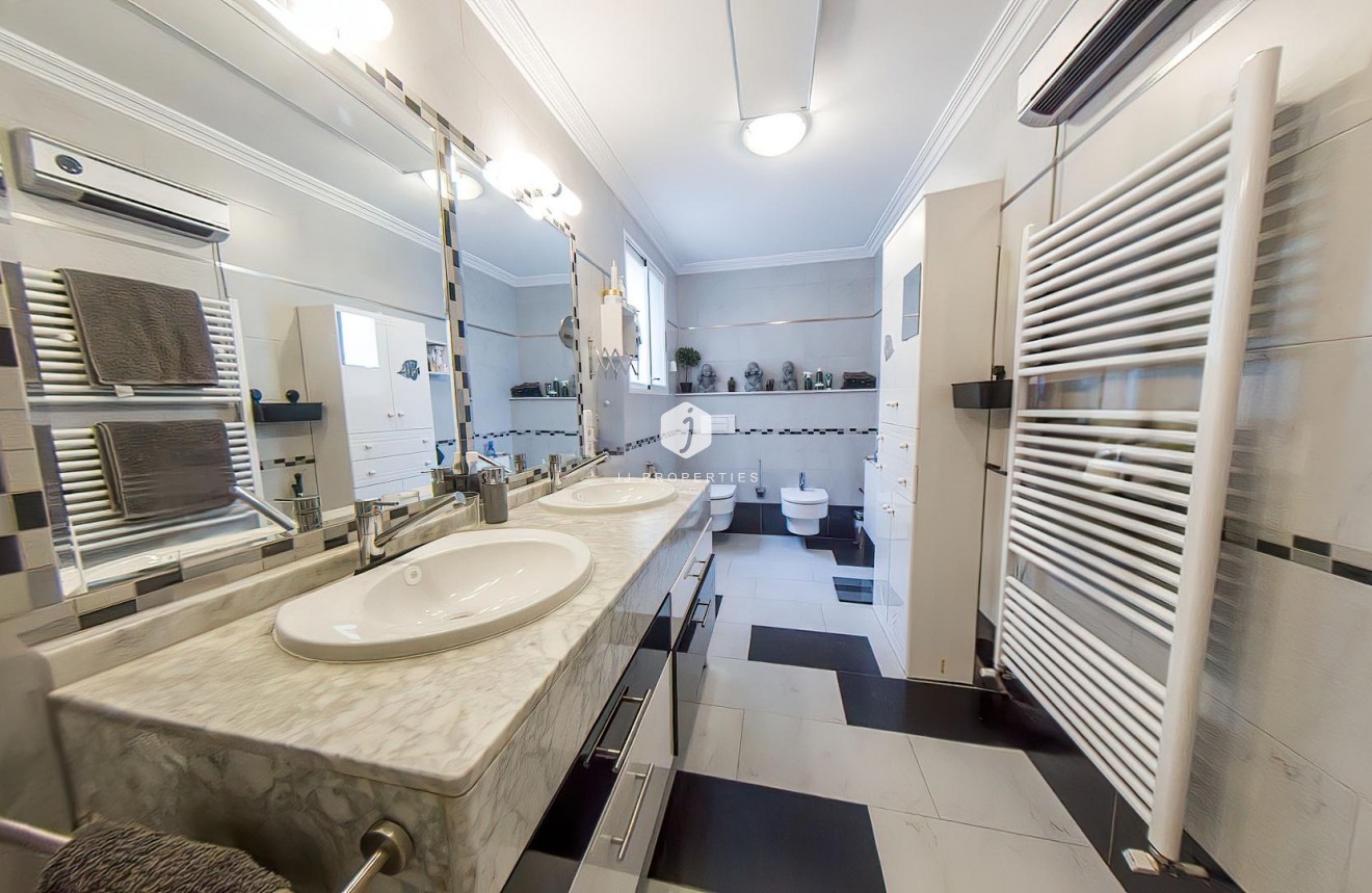 Resale - Villa -
Torrevieja - Costa Blanca