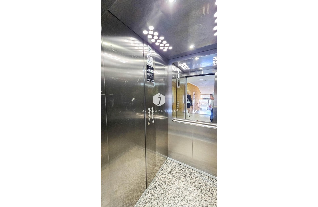 Resale - Apartment / flat -
Torrevieja - Centro