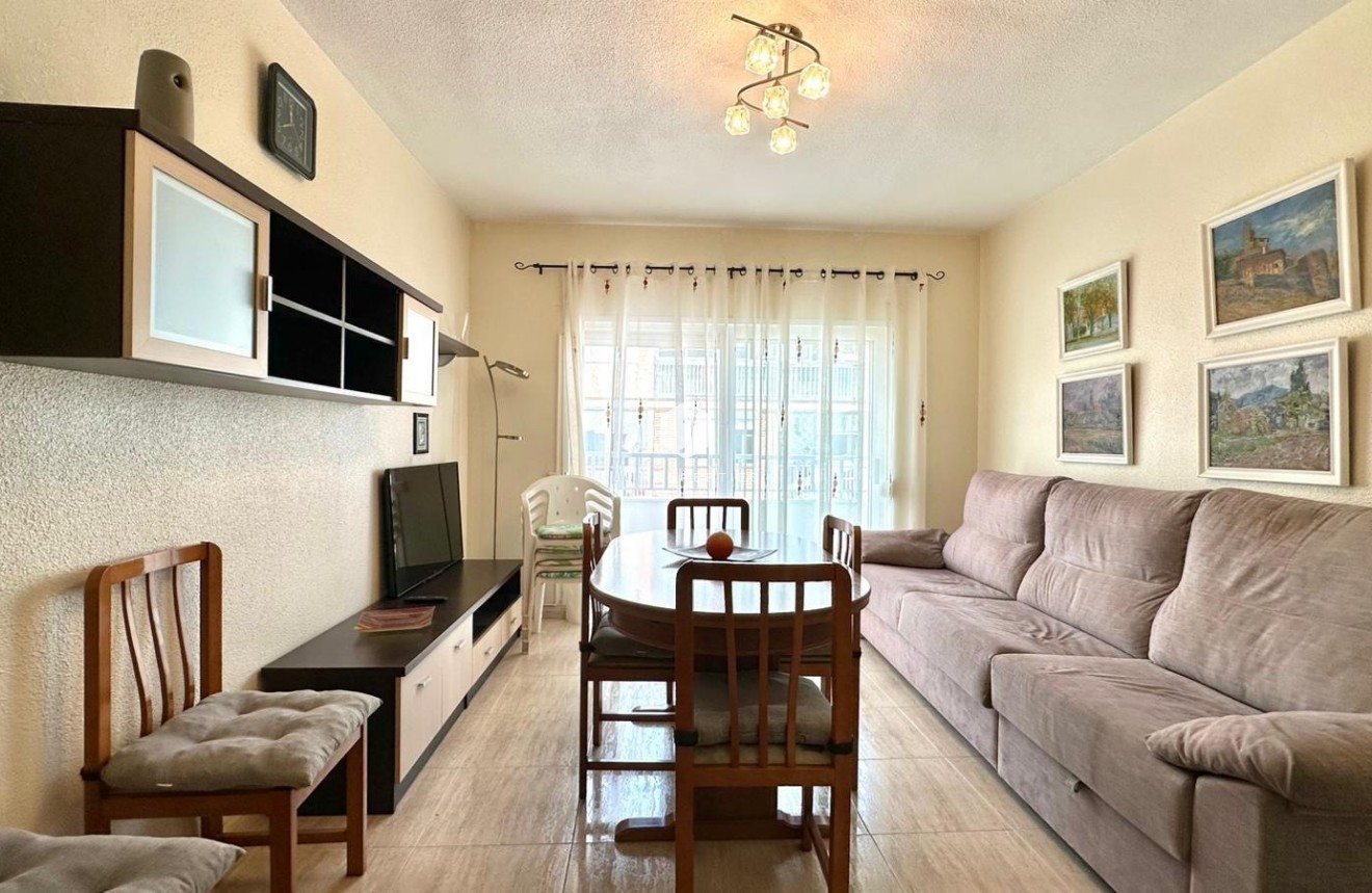 Z drugiej ręki - Mieszkanie w bloku -
Torrevieja - Estacion de autobuses