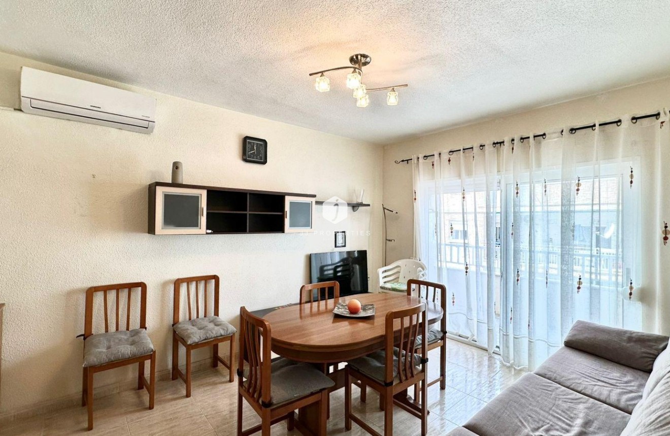 Z drugiej ręki - Mieszkanie w bloku -
Torrevieja - Estacion de autobuses