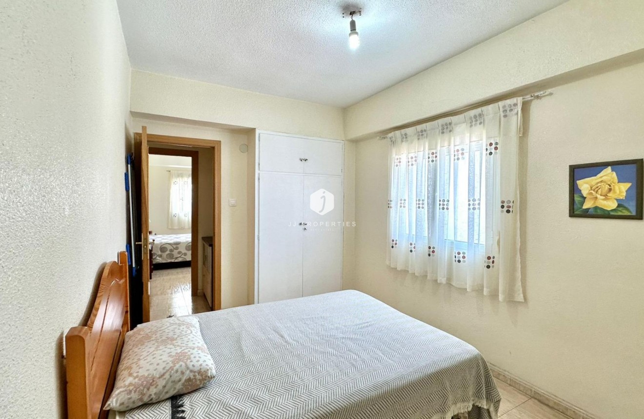 Z drugiej ręki - Mieszkanie w bloku -
Torrevieja - Estacion de autobuses