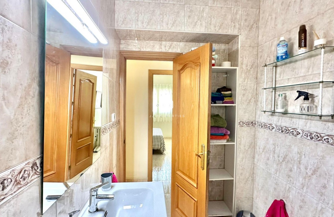 Z drugiej ręki - Mieszkanie w bloku -
Torrevieja - Estacion de autobuses