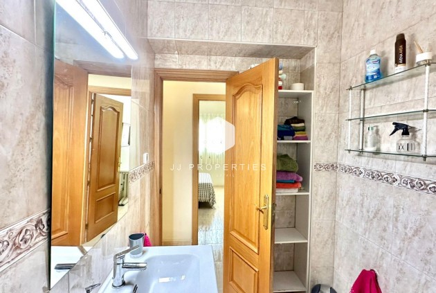 Z drugiej ręki - Mieszkanie w bloku -
Torrevieja - Estacion de autobuses