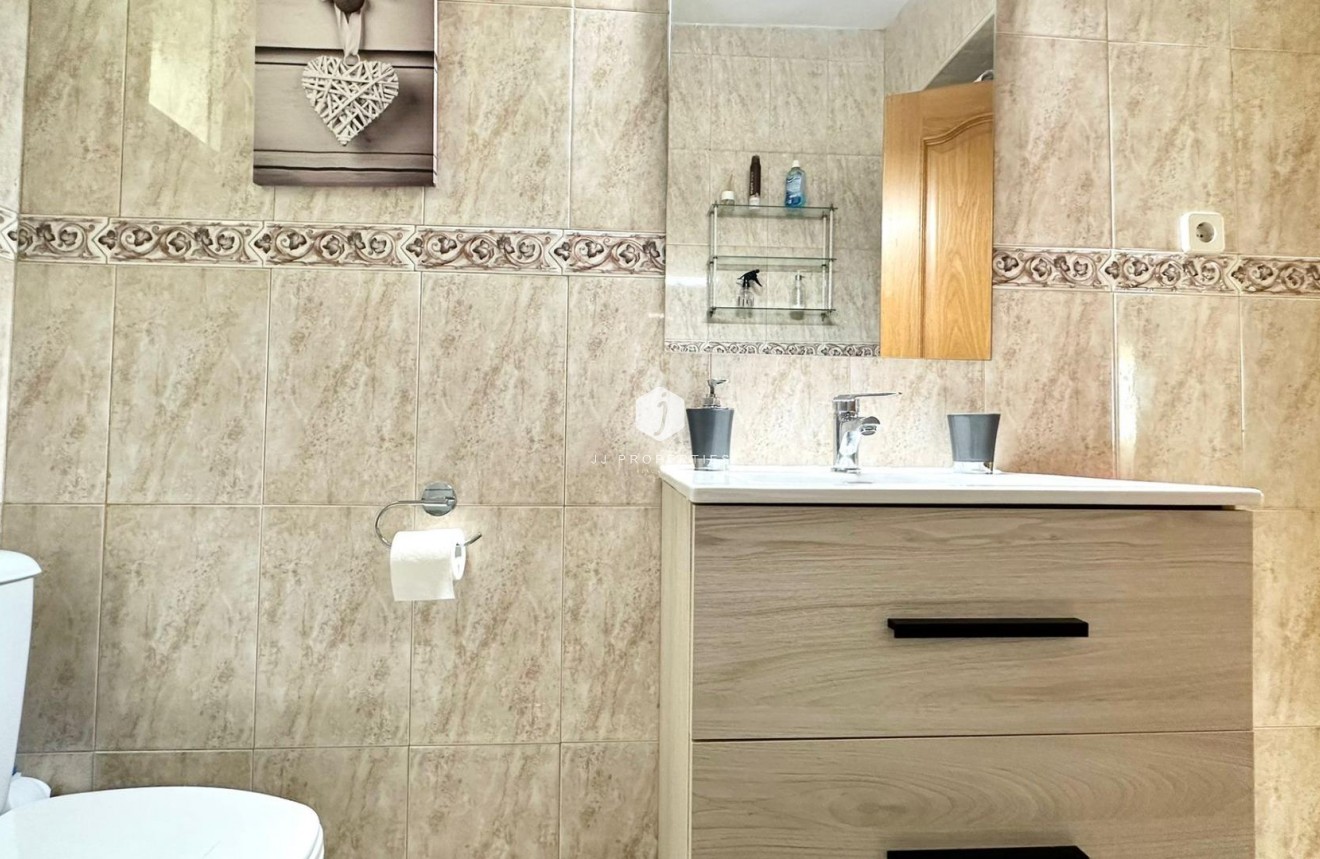 Z drugiej ręki - Mieszkanie w bloku -
Torrevieja - Estacion de autobuses