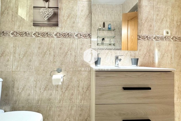 Z drugiej ręki - Mieszkanie w bloku -
Torrevieja - Estacion de autobuses