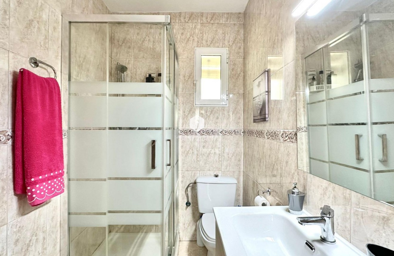 Z drugiej ręki - Mieszkanie w bloku -
Torrevieja - Estacion de autobuses