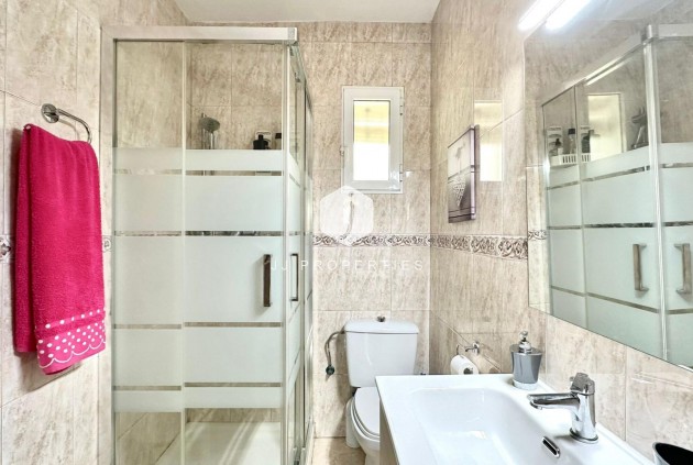 Z drugiej ręki - Mieszkanie w bloku -
Torrevieja - Estacion de autobuses