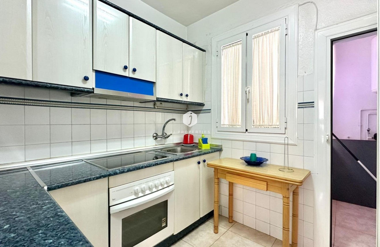 Z drugiej ręki - Mieszkanie w bloku -
Torrevieja - Estacion de autobuses