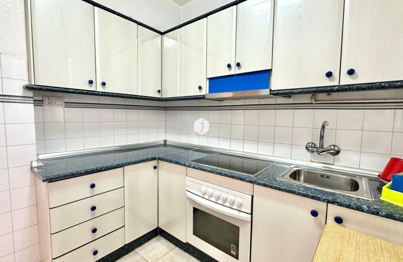 Z drugiej ręki - Mieszkanie w bloku -
Torrevieja - Estacion de autobuses