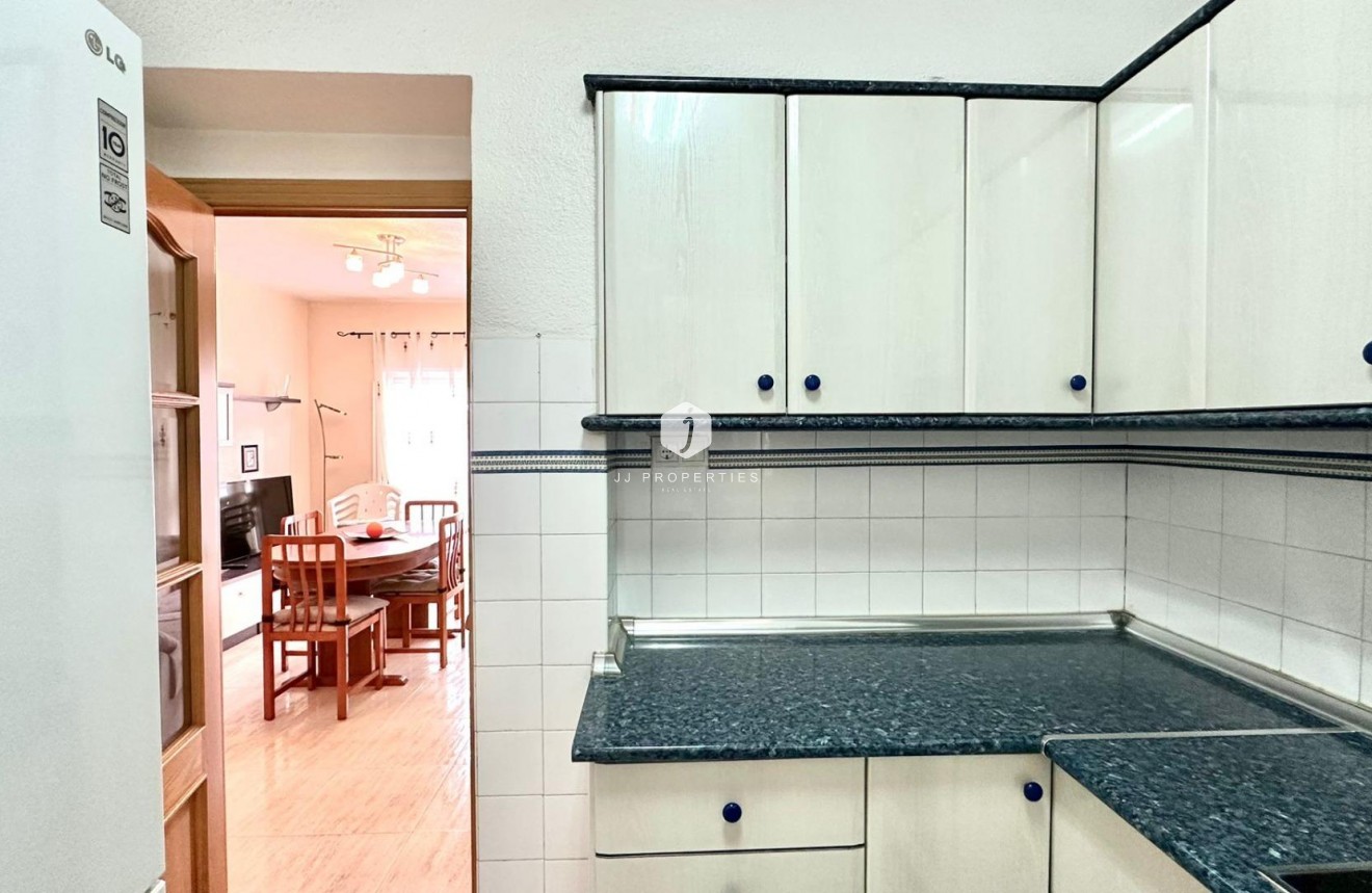 Z drugiej ręki - Mieszkanie w bloku -
Torrevieja - Estacion de autobuses