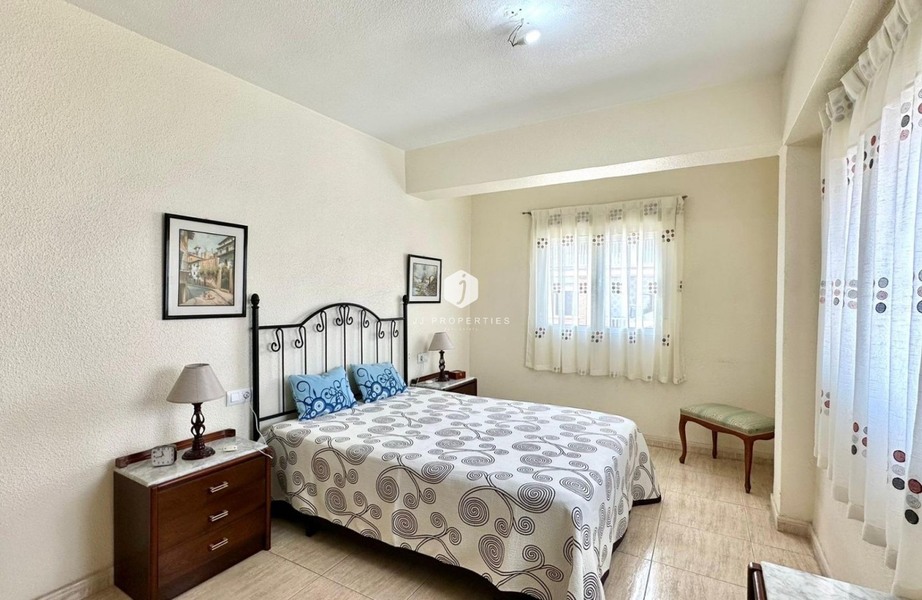 Z drugiej ręki - Mieszkanie w bloku -
Torrevieja - Estacion de autobuses