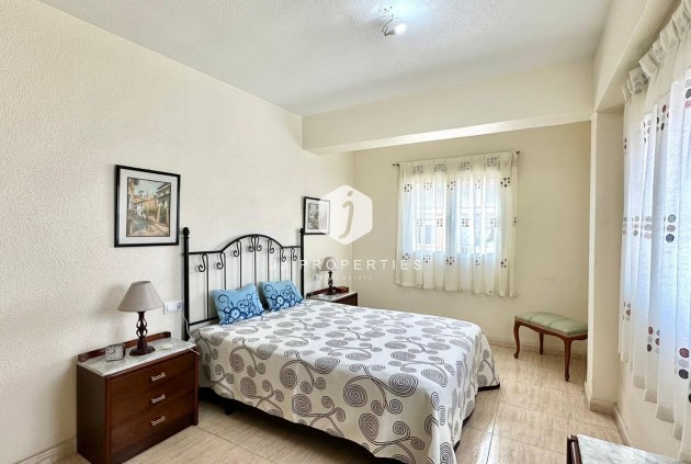 Z drugiej ręki - Mieszkanie w bloku -
Torrevieja - Estacion de autobuses