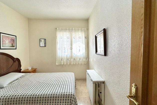 Z drugiej ręki - Mieszkanie w bloku -
Torrevieja - Estacion de autobuses