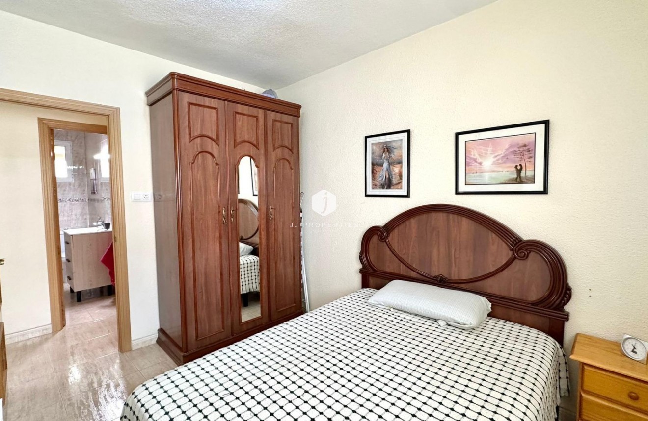 Z drugiej ręki - Mieszkanie w bloku -
Torrevieja - Estacion de autobuses