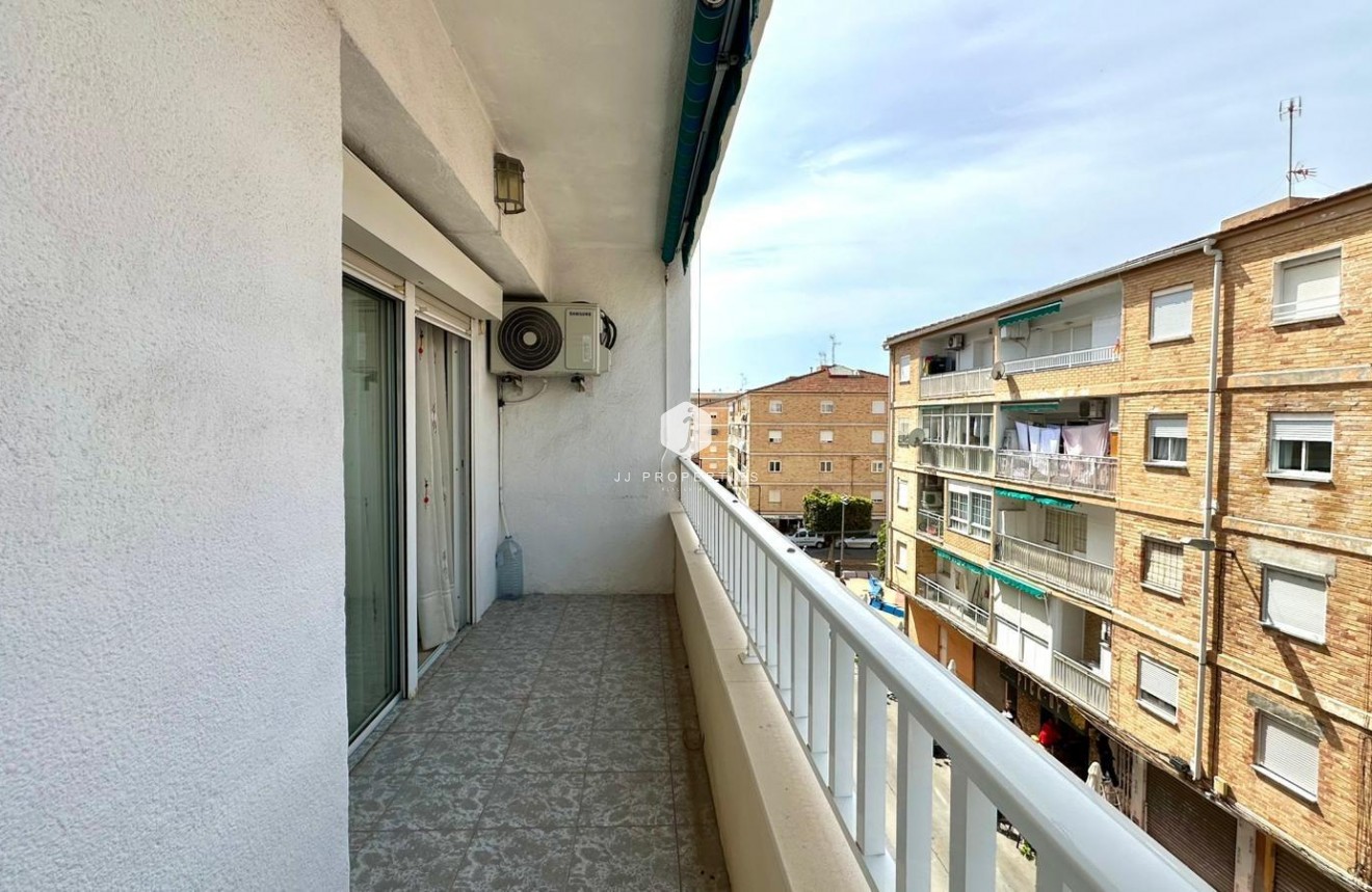 Z drugiej ręki - Mieszkanie w bloku -
Torrevieja - Estacion de autobuses