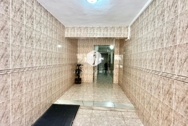 Z drugiej ręki - Mieszkanie w bloku -
Torrevieja - Estacion de autobuses