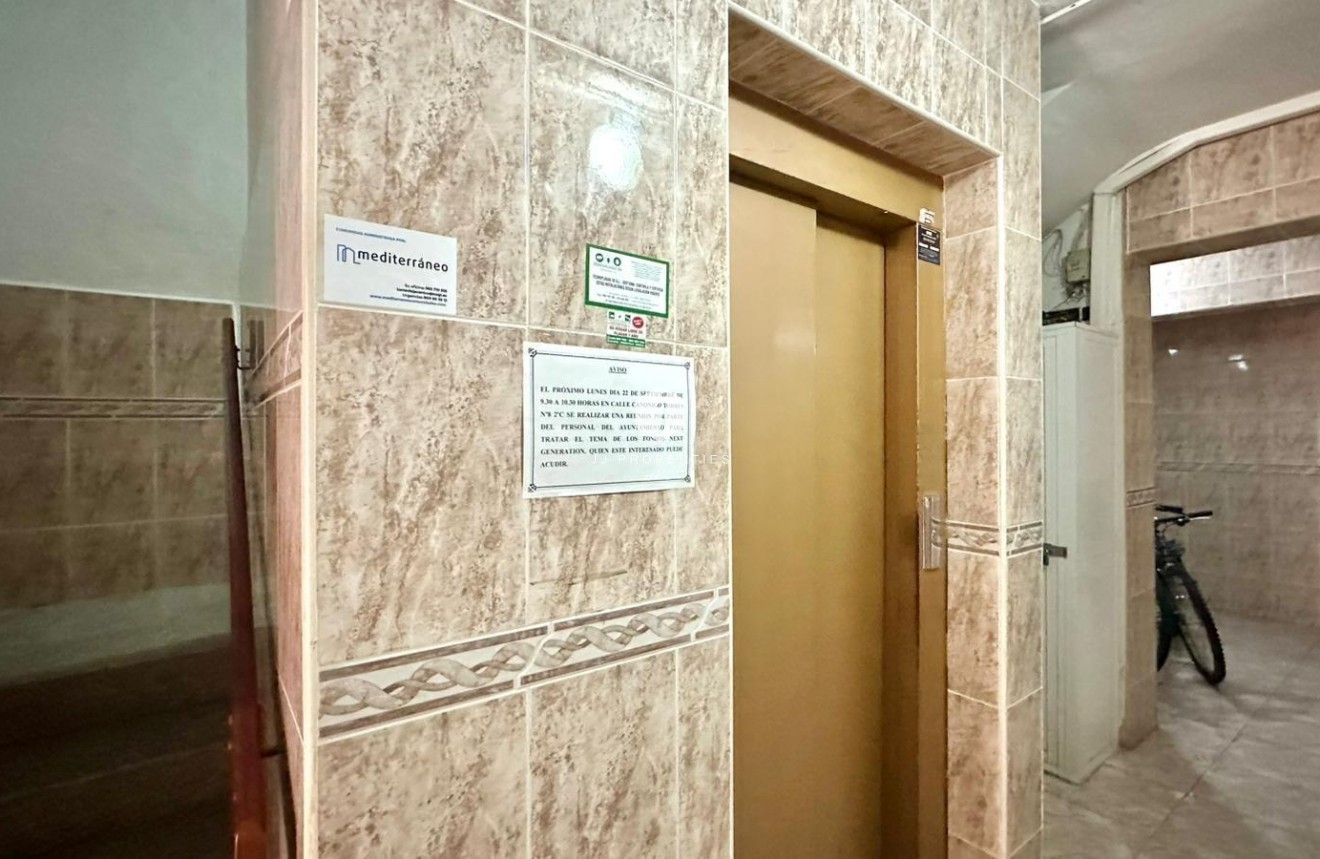 Z drugiej ręki - Mieszkanie w bloku -
Torrevieja - Estacion de autobuses