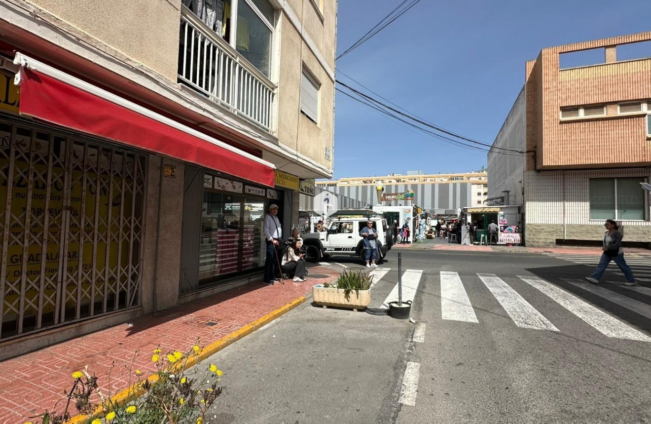 Z drugiej ręki - Mieszkanie w bloku -
Torrevieja - Estacion de autobuses