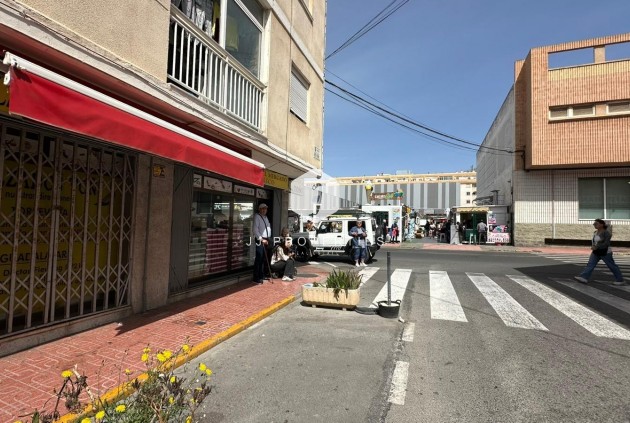 Z drugiej ręki - Mieszkanie w bloku -
Torrevieja - Estacion de autobuses