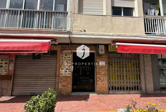 Z drugiej ręki - Mieszkanie w bloku -
Torrevieja - Estacion de autobuses